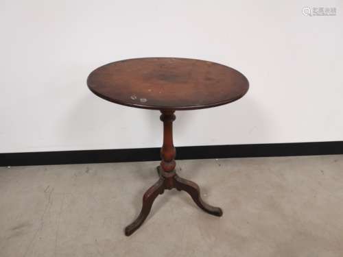 An oval mahogany tilt top occasional table, 56cm x 41cm x 67cm.