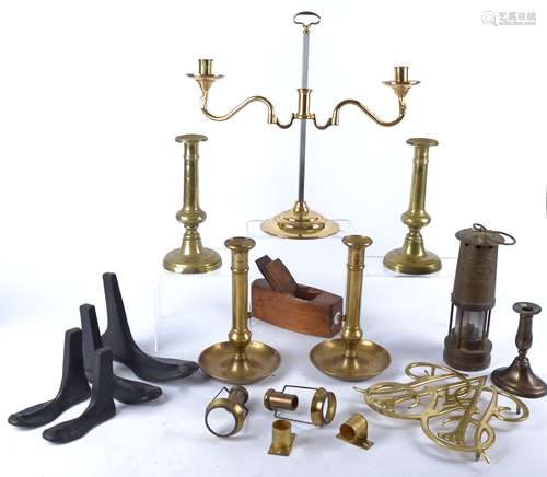 A quantity of assorted brassware to include a Cambrian miners lamp 'E. Thomas & Williams Ltd',