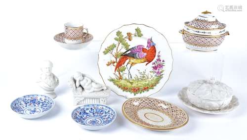 An 18th Century plate with polychrome decoration of an exotic bird, with moulded cavetto and