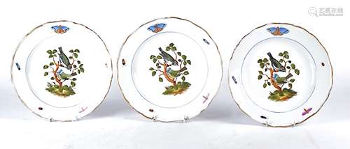 Three Meissen porcelain dishes with ornithological studies, each with the same bird group surrounded