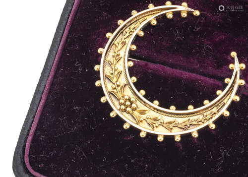 A 15ct gold crescent brooch, with floral leaf and berry design with beaded edges marked 15ct, 3.