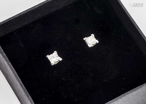 A pair of princess cut diamond stud earrings, in white 18ct gold, diamonds 0.51ct, G-H VS