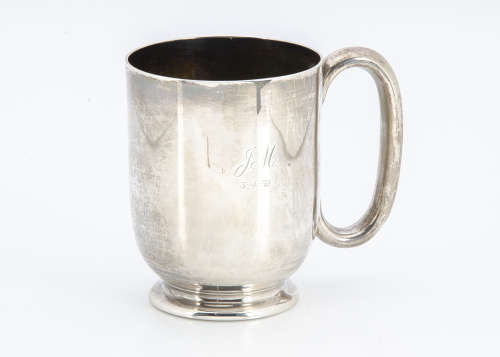 A 1970s silver tankard from Edward Barnard & Sons, with engraved initials and dated, 10.7 ozt, 11.