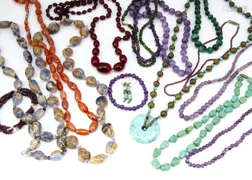 A collection of hardstone jewellery, including a string of cherry amber style knotted beads, of