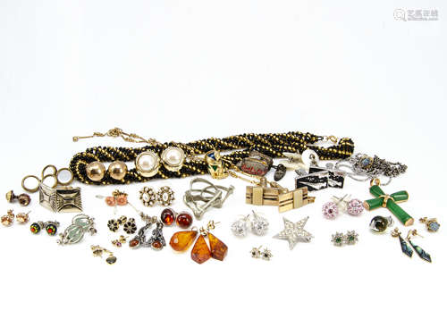 A quantity of miscellaneous costume jewellery, amber earrings, silver studs, and other items