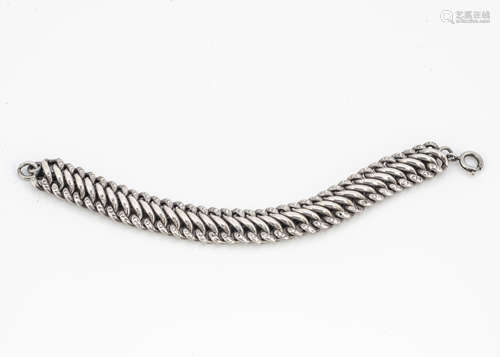 An early 20th Century white metal chain link bracelet, of engraved curb link figure of eight design,