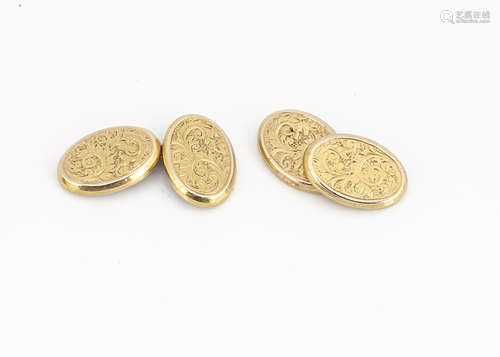 A pair of early 20th Century 15ct gold oval and chain linked cufflinks, with leaf engraved fronts,