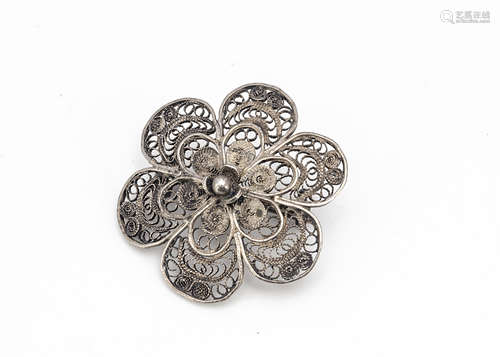 A Russian filigree silver floral brooch, with pin back stamped EA to pin loop, 39 PGE 800, 3cm