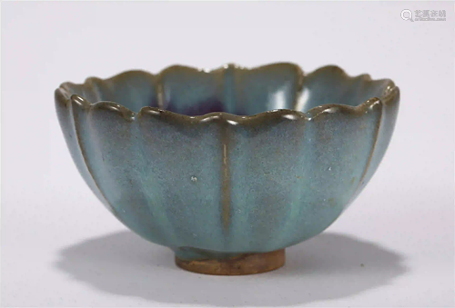 CHINESE RU WARE FLOWER-SHAPED PORCELAIN BOWL