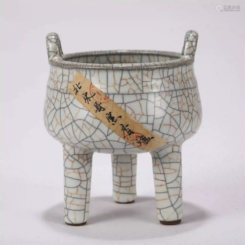 CHINESE CRACKED GLAZE TRIPLE-FOOTED PORCELAIN CENSER