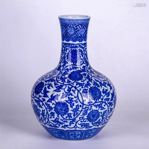 CHINESE BLUE AND WHITE LOTUS PATTERN GLOBULAR VASE