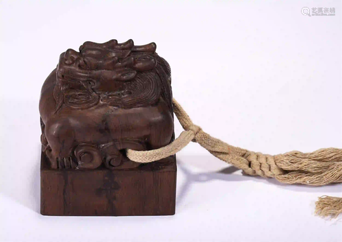 CHINESE AGALWOOD CARVED BEAST HANDLE SQUARE SEAL