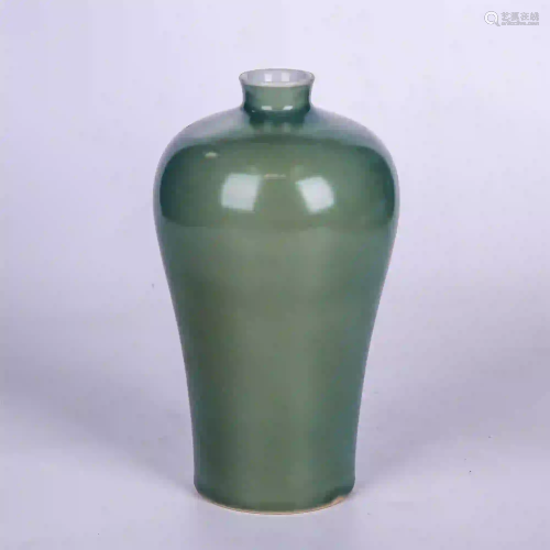 CHINESE PEA GREEN GLAZE PORCELAIN MEIPING