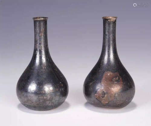 A PAIR OF CHINESE PURE SILVER GLOBULAR-SHAPED VASES