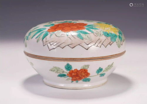 A CHINESE FAMILLE ROSE RICH PEONY MOTIF LIDDED BOX