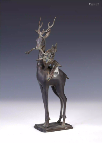 A CHINESE PURE SILVER DEER SHAPED TABLE ITEM