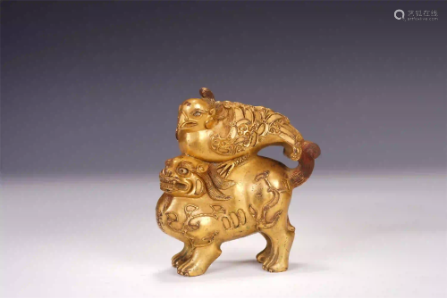 A CHINESE GILDING AUSPICIOUS ANIMAL PAPERWEIGHT