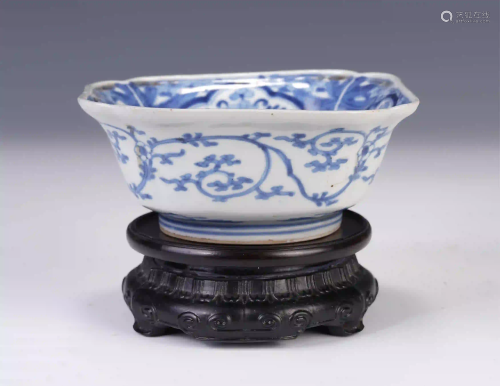 A CHINESE BLUE&WHITE ENTWINE BRANCHES LOTUS PATTERN