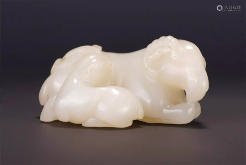 A CHINESE WHITE JADE DOUBLE SHEEP TABLE ITEM