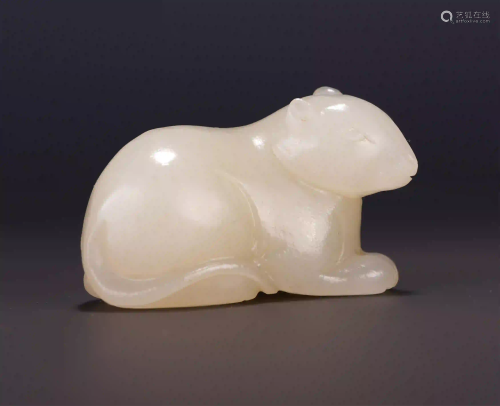 A CHINESE WHITE JADE MOUSE TABLE ITEM