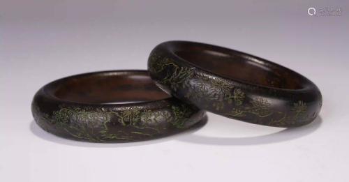 A PAIR OF CHINESE CARVED FLOWER AGARWOOD BANGLES