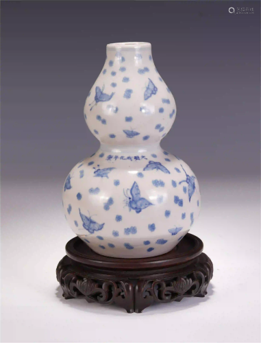A CHINESE BLUE&WHITE BUTTERFLY PATTERN GOURD VASE