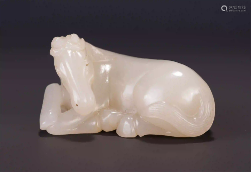 A CHINESE WHITE JADE HORSE TABLE ITEM