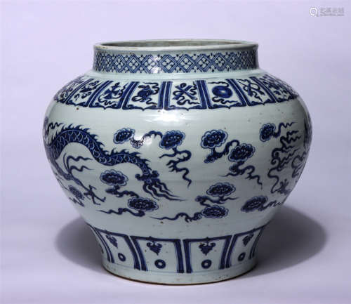 CHINESE BIG BLUE AND WHITE DRAGON PATTERN JAR