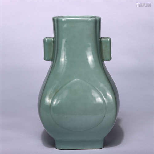 CHINESE PEA GREEN GLAZE DOUBLE HANDLE SQUARE VASE