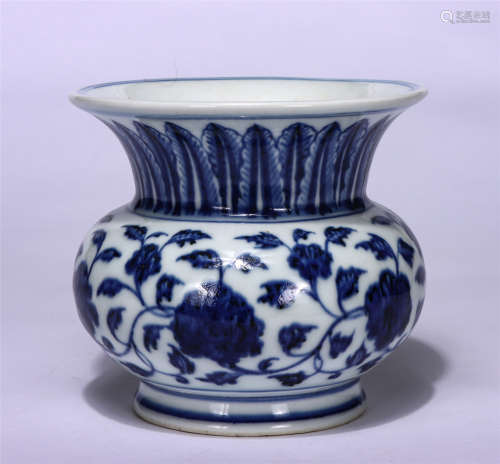 CHINESE BLUE AND WHITE FLOWER PATTERN PORCELAIN CUSPIDOR