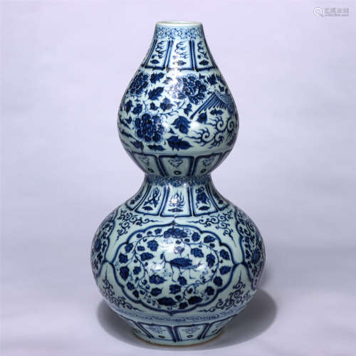 CHINESE BIG BLUE AND WHITE FLOWER PATTERN GOURD SHAPE VASE