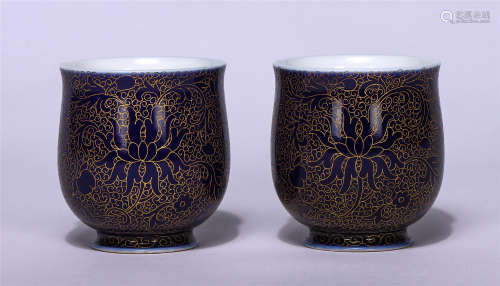 PAIR OF CHINESE BLUE GROUND GOLD-PAINTED PATTERNS CUPS