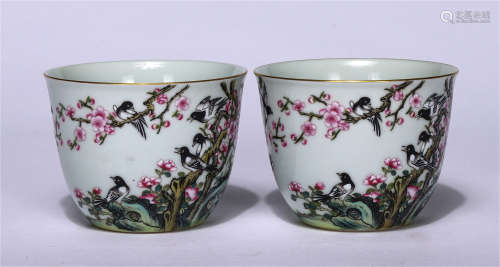 PAIR OF CHINESE FAMILLE ROSE FLOWER BIRD GOLD-PAINTED RIM CUPS