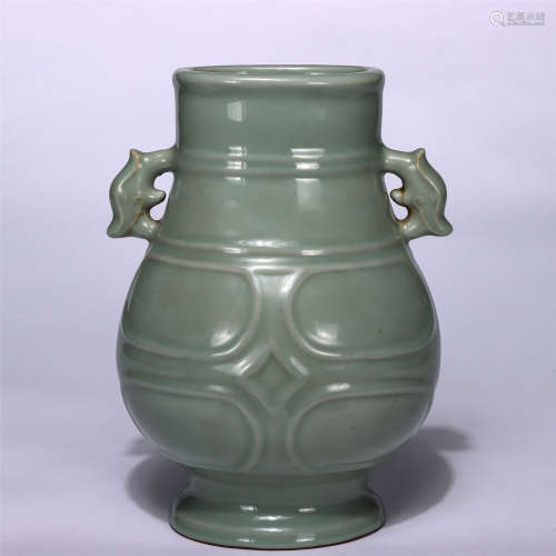 CHINESE PEA GREEN GLAZE ENGRAVED PATTERNS DOUBLE HANDLE ZUN