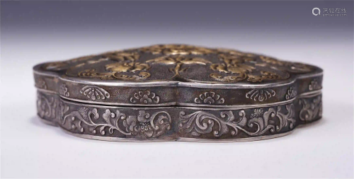 A CHINESE PURE SILVER GILT FLOWER PATTERN LIDDED BOX
