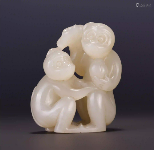 A CHINESE WHITE JADE AUSPICIOUS MONKEY TABLE ITEM