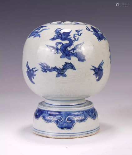 A CHINESE BLUE&WHITE PORCELAIN DRAGON PATTERN JAR