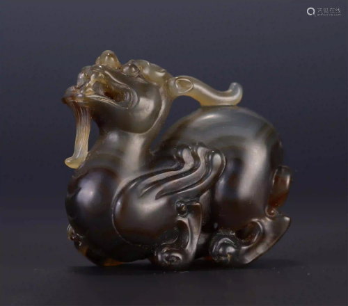 A CHINESE AGATE AUSPICIOUS BEAST PAPERWEIGHT