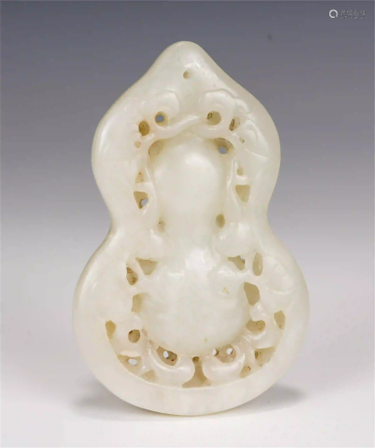 A CHINESE GOURD SHAPED JADE PENDANT