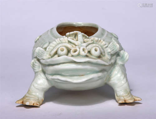CHINESE HUTIAN WARE ENGRAVED PORCELAIN TOAD