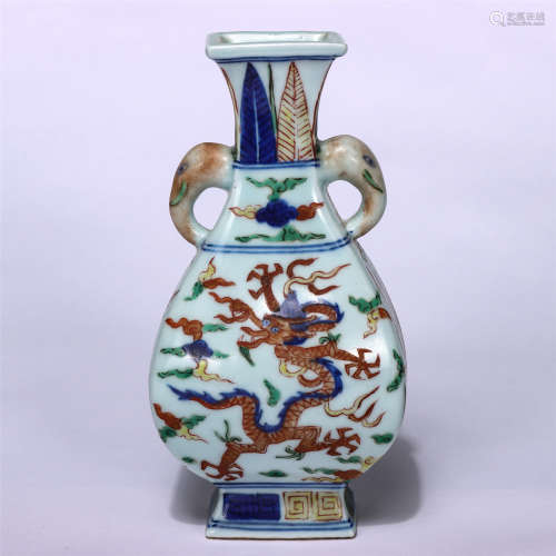 CHINESE BLUE AND WHITE WUCAI DRAGON PATTERN SQUARE VASE