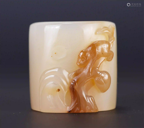 A CHINESE QIAOSE MONKEY MOYIF AGATE ARCHER'S RING