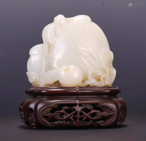 A CHINESE WHITE JADE MONKEY AND PEACH TABLE ITEM