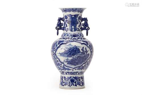 A TWIN HANDLED BLUE & WHITE BALUSTER VASE