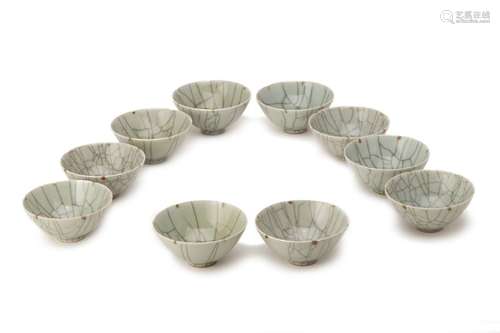 A SET OF TEN GE STYLE CRACKLE-GLAZED PORCELAIN BOWLS