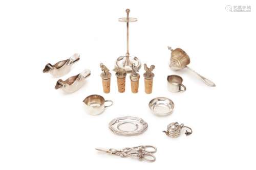 A GROUP OF TABLE & BAR ACCESSORIES