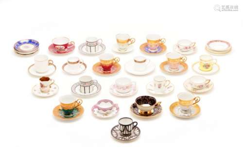 A GROUP OF VINTAGE & ANTIQUE TEA AND COFFEE CUPS & SAUCERS
