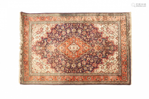 A PERSIAN DESIGN SILK RUG (approx. 102cm x 155cm)