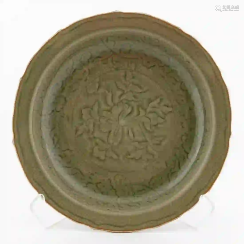CHINESE GREEN GLAZED INCISED FLORAL MOTIF CHARGER