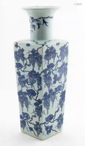 CHINESE BLUE & WHITE GRAPEVINE MOTIF VASE